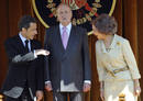 La reina conversa con Sarkozy en la recepci&oacute;n del Palacio del Pardo.