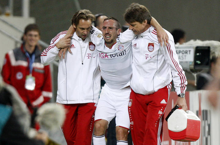 El franc&eacute;s Rib&eacute;ry abandona el terreno de juego en el partido de la Bundesliga frente al TSG Hoffenheim.