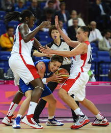 La francesa Celine Dumerc (c) lucha por el bal&oacute;n entre Tina Charles (i) y Diana Taurasi (d) de Estados Unidos.