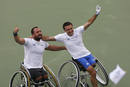 Los franceses Michael Jeremiasz y Stephane Houdet celebran la victoria, despu&eacute;s de ganar la medalla de oro ante la pareja sueca, en la final de tenis en silla de ruedas.