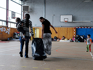 Ver v&iacute;deo  'Francia deporta a los primeros 93 gitanos a Ruman&iacute;a'