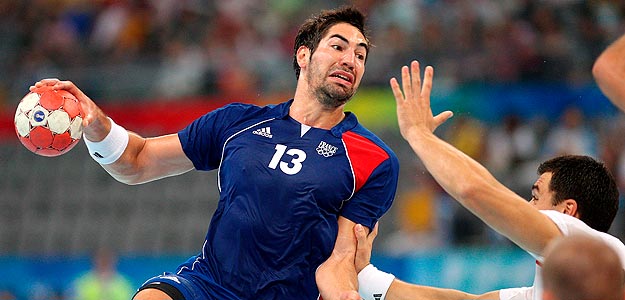 El franc&eacute;s Nikola Karabatic dispara a gol en una acci&oacute;n del partido.