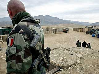 Ver v&iacute;deo  'Francia suspende sus operaciones tras la muerte de cuatro militares'