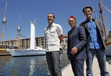 Francine Cousteau (viuda del comandante), en el centro, junto a su hijo Pierre-Yves, a la derecha Francine Cousteau (viuda del comandante), en el centro, junto a su hijo Pierre-Yves, a la derecha