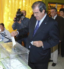 Francisco &Aacute;lvarez-Cascos vota en el Colegio P&uacute;blico Ram&oacute;n Mu&ntilde;oz de Luarca
