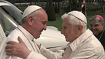 Ir al Video&nbsp;Francisco y Benedicto XVI se funden en un abrazo en Castelgandolfo en su primer encuentro