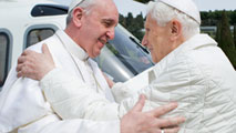 Ir al Video&nbsp;Francisco y Benedicto XVI se funden en un abrazo en Castelgandolfo en su primer encuentro