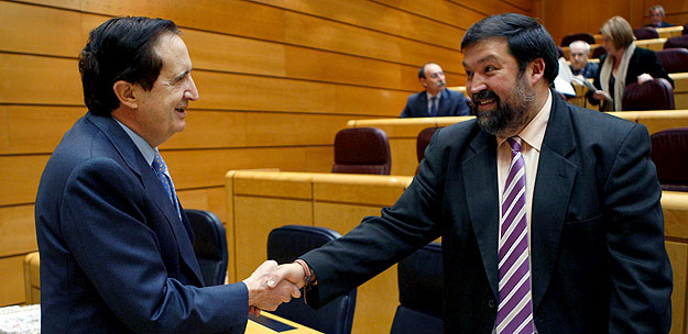 El ministro de Justicia, Francisco Caamaño, a la derecha, saluda al vicepresidente segundo del Senado, Juan José Lucas. El ministro de Justicia, Francisco Caamaño, a la derecha, saluda al vicepresidente segundo del Senado, Juan José Lucas.