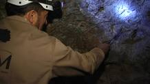 Francisco rebusca metales debajo de las piedras