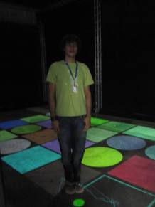 Julio Lucio, junto a su obra, 'Soundwalk'.