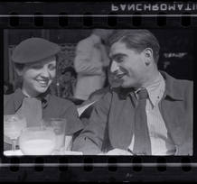 Fred Stein[Gerda Taro y Robert Capa en la terraza del Caf&eacute; du D&ocirc;me en Montparnasse, Par&iacute;s], principios 1936