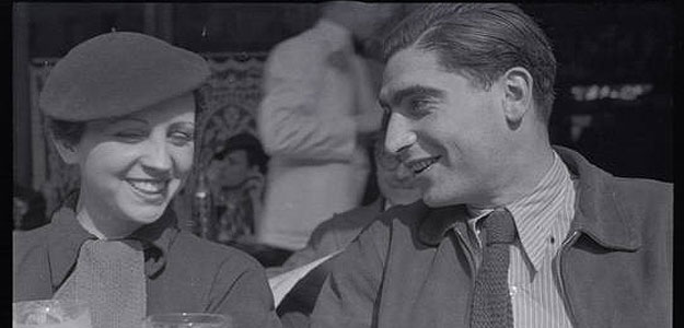Fred Stein[Gerda Taro y Robert Capa en la terraza del Caf&eacute; du D&ocirc;me en Montparnasse, Par&iacute;s], principios 1936