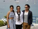 Freida Pinto (Izqda) y Reece Ritchie (Dcha) posan con la bailarina iran&iacute; Afshin Ghaffarian (Centro) durante la presentaci&oacute;n de la pel&iacute;cula 