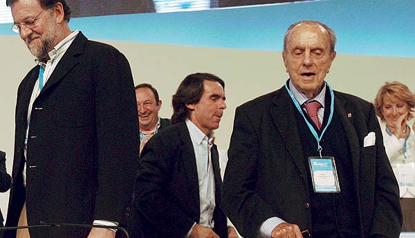 Fr&iacute;o saludo de Aznar y Rajoy en el Congreso del PP en Valencia en 2008