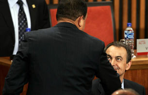 Ver v&iacute;deo  'Fr&iacute;o saludo de Ch&aacute;vez a Zapatero'
