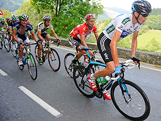 Ver v&iacute;deo  'Froome se confunde y ataca bajo la pancarta de 20km.'