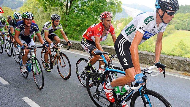 Froome se confunde y ataca bajo la pancarta de 20km. 