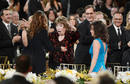 Fue una velada muy emocionante para Shirley MacLaine, que se mostr&oacute; as&iacute; de efusiva con los compa&ntilde;eros de profesi&oacute;n que le han acompa&ntilde;ado durante este homenaje. En la imagen, saluda a Julia Roberts y Sally Field.