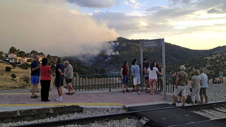 Los dos incendios que cercan Madrid obligan a desalojar a 2000 personas