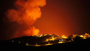 Ver v&iacute;deo  'El fuego obliga a desalojar a 3.000 personas en La Gomera'