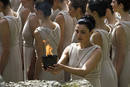 La llama ol&iacute;mpica es portada durante el encendido de la llama ol&iacute;mpica de lo Juegos de Pek&iacute;n 2008, en una ceremonia en el templo de Hera en Olimpia, Grecia.