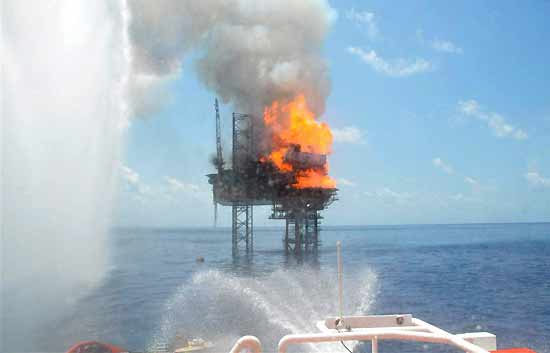 Una plataforma petrolera arde sin control en Mar de Timor