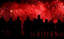 Los fuegos artificiales iluminan el recinto de la Expo, esta noche, durante la ceremonia de clausura de la Exposici&oacute;n Internacional de Zaragoza.