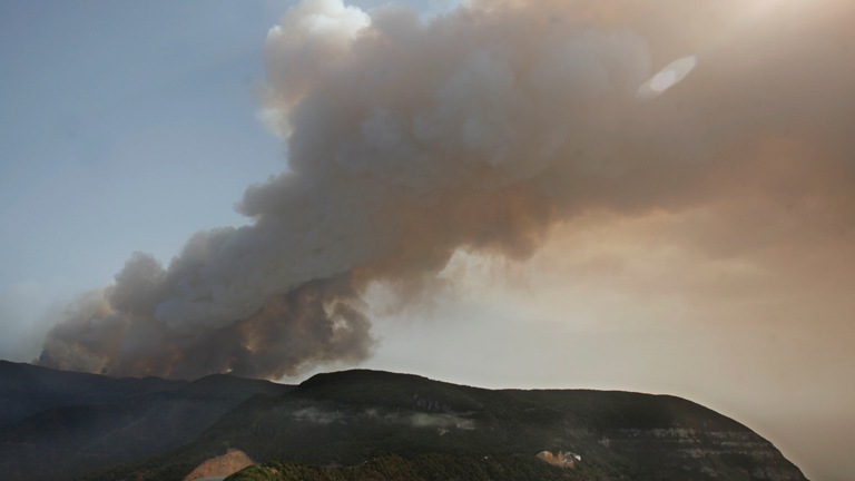 El calor dificulta la extinci&oacute;n de los fuegos en Tenerife y La Gomera