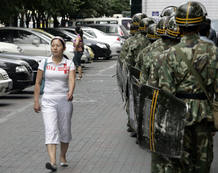 Fuerzas de seguridad chinas patrullan las calles de Urumqi.