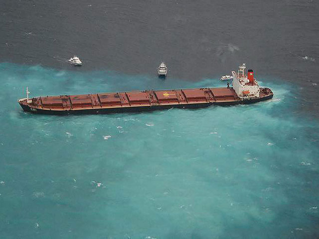 Alerta en Australia por el vertido de petr&oacute;leo de un barco encallado cerca de los corales