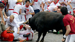 Ver v&iacute;deo  ''Fugado' protagoniza tres cornadas en un tercer encierro largo de San Ferm&iacute;n 2012, de Cebada Gago'