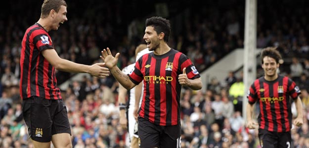 El jugador argentino del M&aacute;nchester City Sergio "Kun" Ag&uuml;ero (c), celebra con su compa&ntilde;ero Edin Dzeko (i) su segundo gol ante el Fulham
