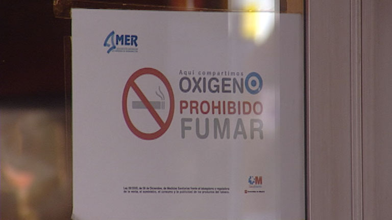 A un a&ntilde;o de la modificaci&oacute;n de la ley antitabaco, se fuma menos