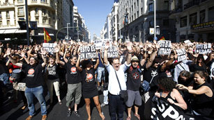 Ver v&iacute;deo  'Los funcionarios vuelven a salir a la calle y cortan la Gran V&iacute;a para protestar por los recortes'