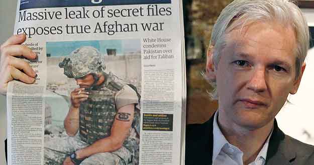 El fundador de Wikileaks con la portada de un diario que se hace eco de las filtraciones sobre Afganist&aacute;n.
