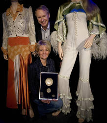 Ewa Wigenheim y Ulf Westman, fundadores del Museo Abba, posan junto al premio que el grupo consiguió en la edición de Eurovision de 1974, en Brighton. Ewa Wigenheim y Ulf Westman, fundadores del Museo Abba, posan junto al premio que el grupo consiguió en la edición de Eurovision de 1974, en Brighton.