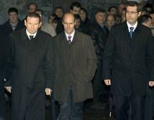 El lehendakari, Juan Jos&eacute; Ibarretxe, junto al diputado general de Guip&uacute;zcoa, Markel Olano, y el presidente de Adegi, Eduardo Zubiaurre, a su llegada al funeral.