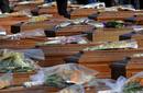 La plaza en la que se celebra el funeral acoge 200 f&eacute;retros de las casi 300 v&iacute;ctimas.