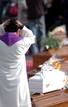 Un sacerdote se emociona ante la visi&oacute;n de un peque&ntilde;o ata&uacute;d en LAquila.