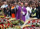 El secretario del Vaticano, el cardenal Tarciso Bertone, oficia el funeral de estado por las v&iacute;ctimas del terremoto.