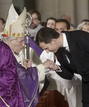 El pr&iacute;ncipe de Asturias saluda al cardenal arzobispo de Madrid.