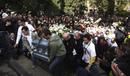 Familiares y amigos portan el ata&uacute;d del piloto italiano de Moto GP, Marco Simoncelli, a su llegada a la iglesia de Coriano