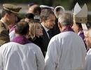 Los Pr&iacute;ncipes de Asturias, el presidente del Gobierno, Jos&eacute; Luis Rodr&iacute;guez Zapatero, saludan al Vicario General Castrense, Juan del R&iacute;o Mart&iacute;n, tras el funeral de Estado por los militares espa&ntilde;oles fallecidos.