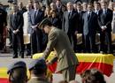El pr&iacute;ncipe Felipe impone la Cruz al M&eacute;rito Militar a Rub&eacute;n Alonso R&iacute;os y a Juan Andr&eacute;s Su&aacute;rez Garc&iacute;a, militares espa&ntilde;oles fallecidos el pasado domingo en un ataque suicida en Afganist&aacute;n.