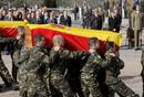 Los compa&ntilde;eros militares de los dos soldados asesinados han llevado a hombros sus f&eacute;retros durante el funeral.