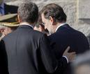 El presidente del Gobierno, Jos&eacute; Luis Rodr&iacute;guez Zapatero , saluda al presidente del PP, Mariano Rajoy, tras el funeral.