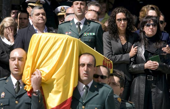 Im&aacute;genes de la llegada del f&eacute;retro de Pi&ntilde;uel a la catedral de Vitoria