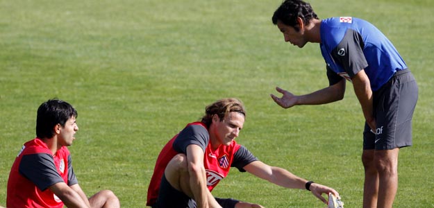 Quique trata de levantar la moral de la plantilla colchonera.