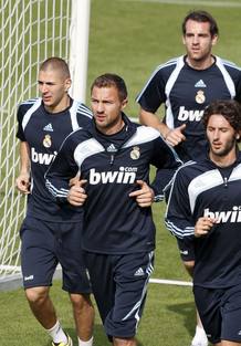 Los jugadores del Real Madrid (i-d) Karim Benzema, Jerzy Dudek, Esteban Granero y el alem&aacute;n Christoph Metzelder (detr&aacute;s), durante el entrenamiento