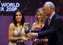 La leyenda del f&uacute;tbol alem&aacute;n, Franz Beckenbauer, le entrega el premio a Mejor Jugadora del 2008 a la futbolista brasile&ntilde;a Marta.